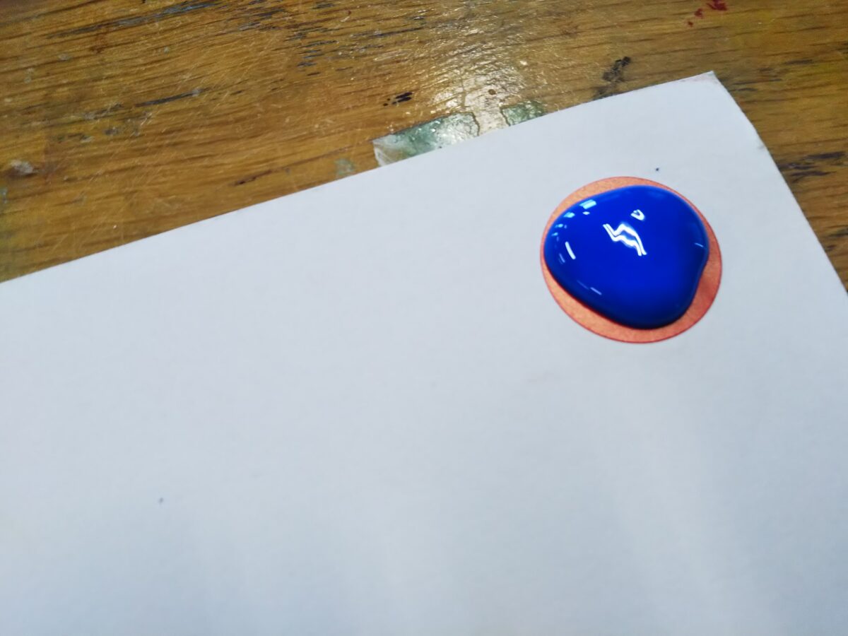 画用紙の絵具を置いた画像